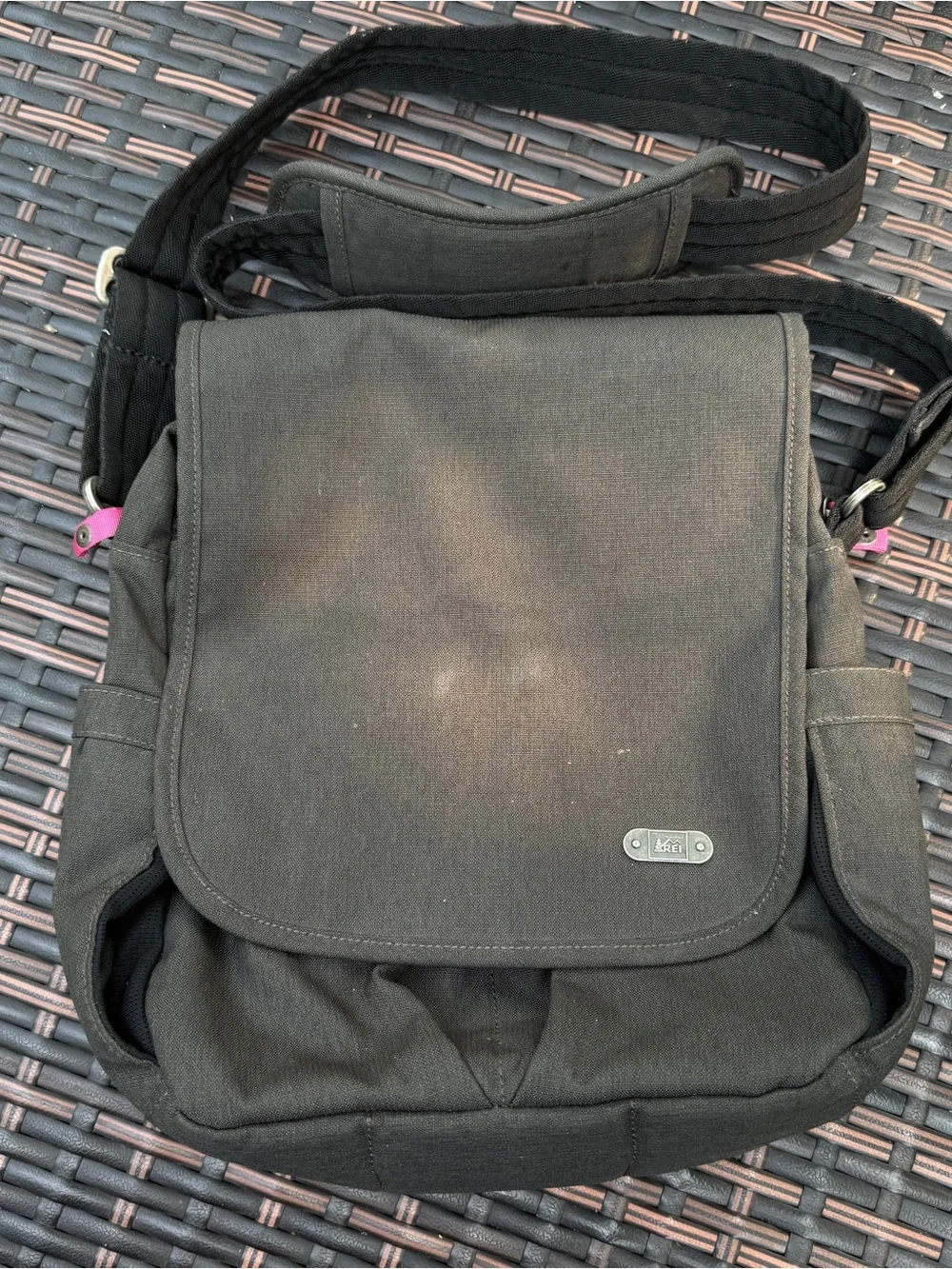 REI Travel Bag Purse Crossbody Lightweight Flap Pockets Hiking Outdoor Camp Gorp